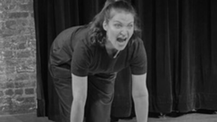Pieza de Caridad del Valle en Teatro Círculo y El Barrio’s Artspace 