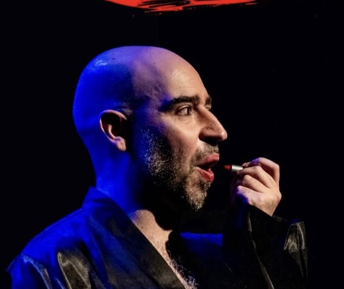 De FUERZAfest a Frenzy Fest “Lipstick” cuestiona la identidad.