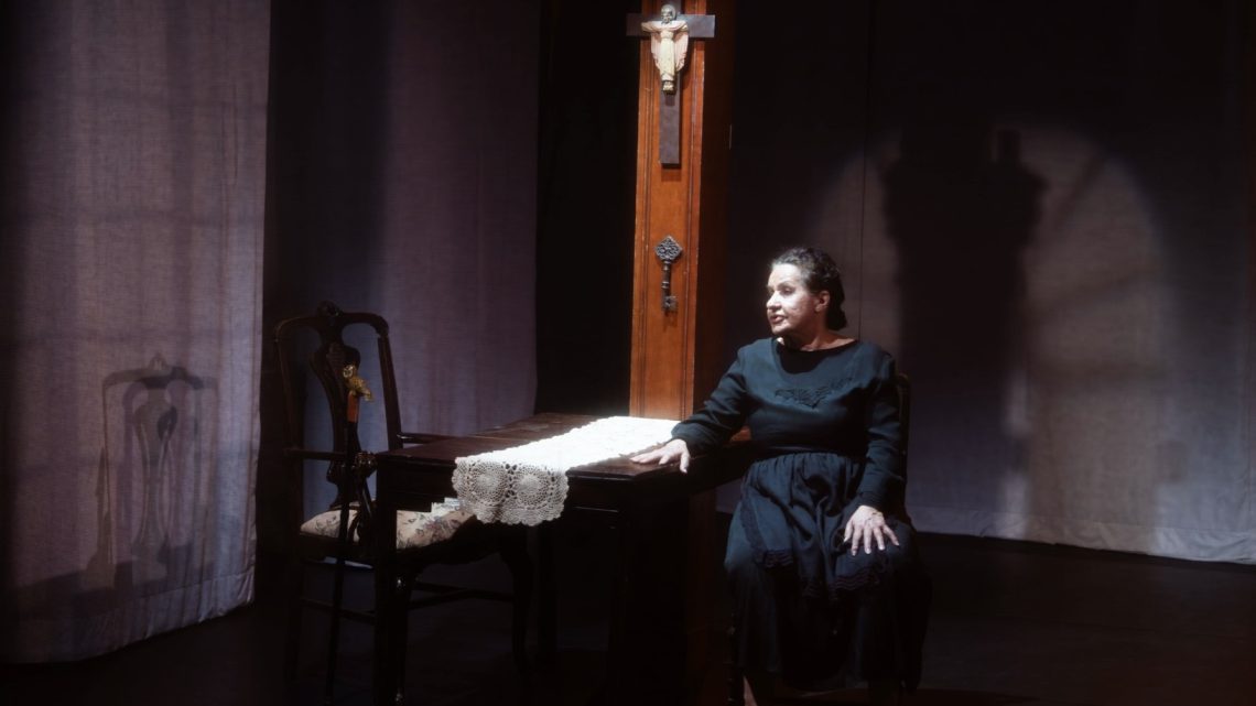 Cautivadora Soledad López  como “Poncia” de Luis Luque